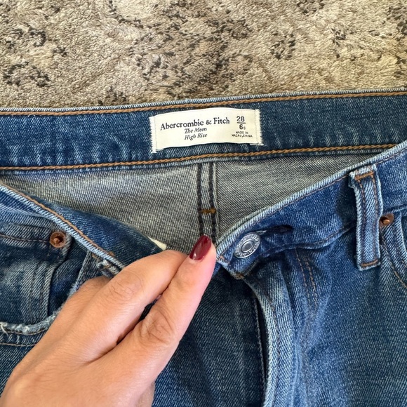 Abercrombie and Fitch The Mom High Rise Jeans - Picture 3 of 8